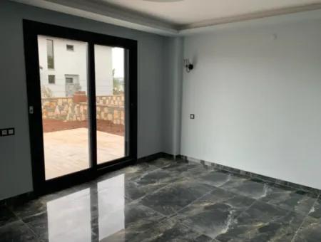 5 +1 Villa For Sale With Separate Kitchen In Akbuk