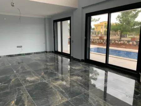 5 +1 Villa For Sale With Separate Kitchen In Akbuk