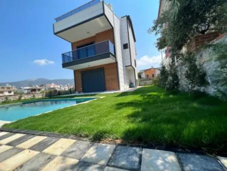 Akbük'te Havuzlu, Köşe Başında, Önü Kapanmaz, Denize 350 Metre Mesafede 3+1 Satılık Villa