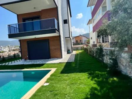 Akbük'te Havuzlu, Köşe Başında, Önü Kapanmaz, Denize 350 Metre Mesafede 3+1 Satılık Villa