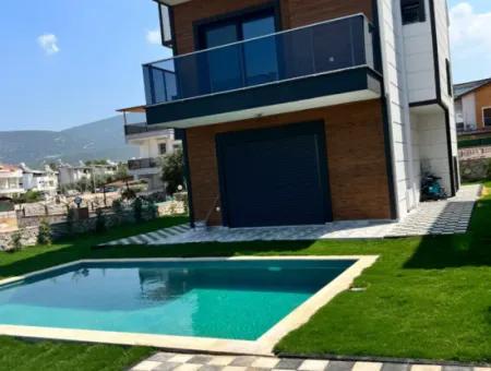 Akbük'te Havuzlu, Köşe Başında, Önü Kapanmaz, Denize 350 Metre Mesafede 3+1 Satılık Villa